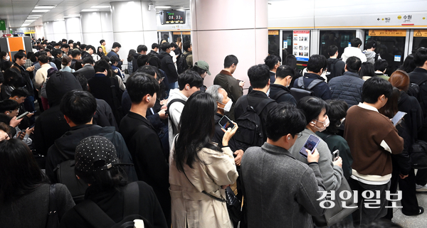 중동 지역 전쟁 장기화로 국제 유가가 급등해 최근 연일 오르는 기름값에 차량 대신 대중교통을 이용하려는 시민들이 늘어나고 있다. 30일 오전 수원역 수인분당선이 지하철을 이용하려는 출근길 시민들로 북적이고 있다. 2026.3.30 /최은성기자 ces7198@kyeongin.com