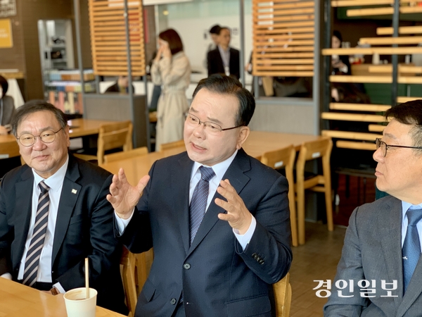 김부겸 전 국무총리가 30일 국회 소통관에서 대구시장 출마선언 기자회견을 마치고 더불어민주당 김태년·허종식 의원 등과 담소를 나누고 있다. 2026.3.30 /김우성기자 wskim@kyeongin.com