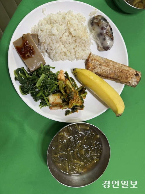 여주 능현1동 경로당의 점심 상차림. 아욱국, 갈치구이, 겉절이, 유채나물, 바나나 등 푸짐하다. 2026.3.30 여주/양동민기자 coa007@kyeongin.com