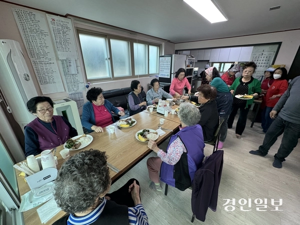 여주시의 ‘식사도우미사업’이 운영되고 있는 능현1동 경로당에서 점심이 차려지고 있다. 여주/양동민기자 coa007@kyeongin.com