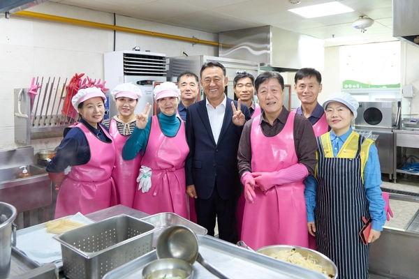 이충우 시장이 어르신들의 식사 한 끼를 제공하는 ‘밥퍼스’ 자원봉사자들을 찾아 격려했다. 2025.11.13 /여주시 제공
