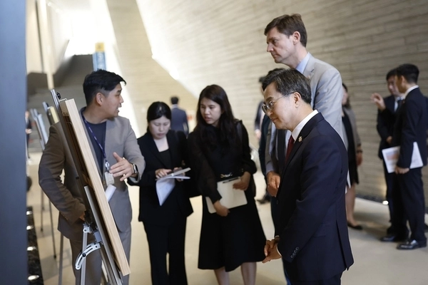 지난해 6월 데이비드 에비 캐나다 브리티시컬럼비아 주지사가 경기도를 찾았을 당시 누림센터 박현민(왼쪽) 부장이 수원시립미술관에 전시된 장애인 예술가의 작품에 대해 설명하고 있다. /누림센터 제공