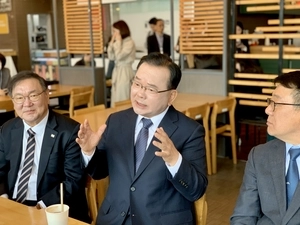 민주는 달리고, 국힘은 멈췄다… 6·3 지방선거 양당 대진 ‘엇박자’