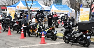 [포토] 배달 오토바이 무상점검 ‘긴줄’