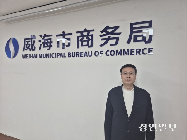 웨이하이 한중FTA지방경제협력촉진센터 청레이 센터장은 경인일보와의 인터뷰에서 “한중카페리 개설은 웨이하이에 한국 기업 등 해외 기업의 투자가 이어지는 효과를 보고 있다”고 말했다. /중국 웨이하이 김주엽 기자 kjy86@kyeongin.com