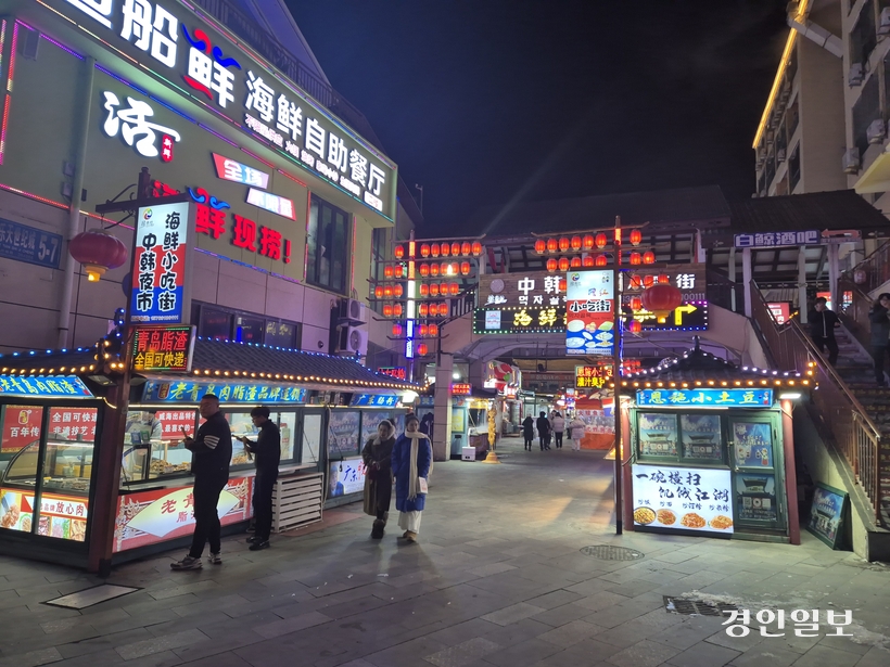 중국 산둥성 웨이하이와 인천을 잇는 한중카페리 노선으로 양 도시의 문화적인 교류도 활발해졌다. 웨이하이시 중심부의 ‘한러팡’(韓樂坊·한인타운). /중국 웨이하이 김주엽 기자 kjy86@kyeongin.com