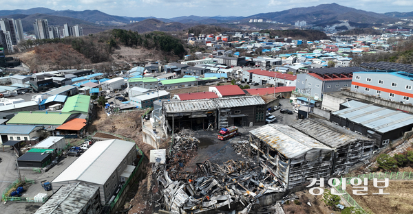 화마가 쓸고 간 경기도내 공장 최근 대전 대덕구 안전공업에서 화재가 발생해 총 74명의 사상자가 발생한 가운데 경기도내 산업단지 직원들 사이에서도 우려의 목소리가 나오고 있다. 사진은 최근 공장들이 밀집된 유통 공장에서 화재가 발생한 경기도 내 한 산업단지. 2026.3.31 /최은성기자 ces7198@kyeongin.com