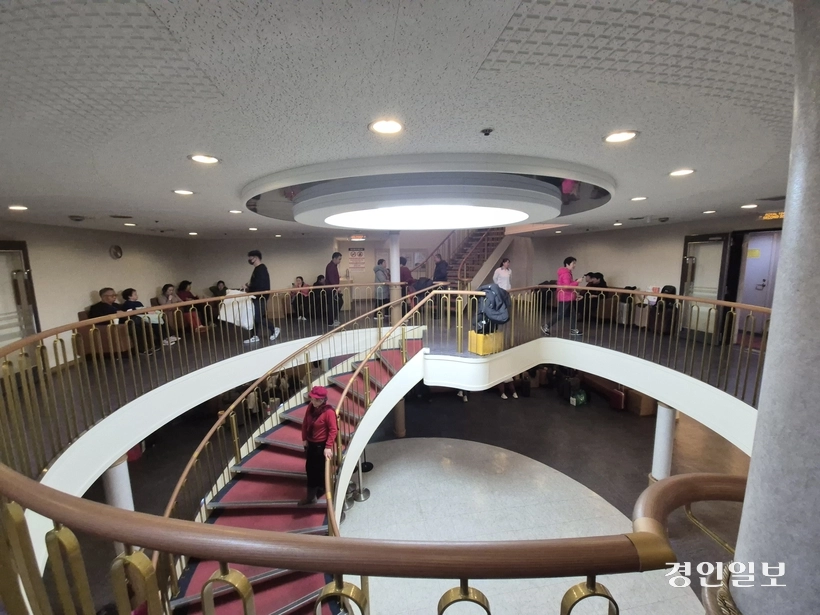 한중 수교(1992년) 이전부터 인천항과 중국을 이어온 한중카페리가 단순한 교통수단을 넘어 현재는 두 나라 간 문화·경제·관광 등 다양한 분야 교류의 첨병 역할을 하고 있다. 지난달 24일 인천항에서 중국 칭다오로 향하는 위동항운의 ‘뉴골든브릿지5’호 내부. 2026.1.24 /김주엽기자 kjy86@kyeongin.com