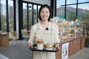 율무 농사짓던 모습 그대로… 구수한 향기 옮겨놓은 카페 [우리동네 ‘스페셜리티’를 찾아서·(2)]