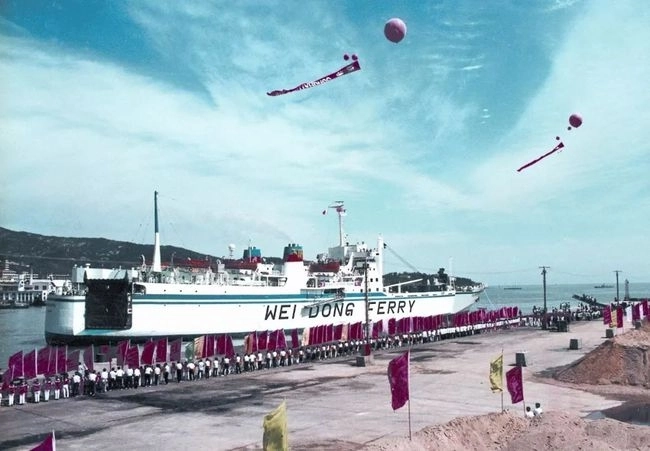 1990년 9월15일 최초의 한중카페리 선박인 위동항운의 ‘골든브릿지’호가 중국 웨이하이항의 입항하고 있다. /인천시 제공