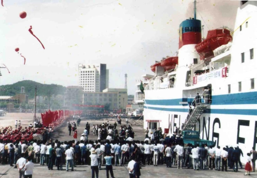 1990년 9월15일 최초의 한중카페리 선박인 위동항운의 ‘골든브릿지’호가 중국 웨이하이항의 입항하고 있다. /인천시 제공