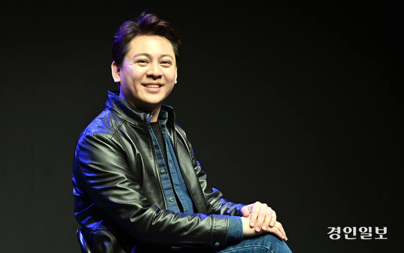 지난 2일 오전 인천시 공공 소극장 문학시어터에서 만난 성악가 안갑성. 2025.4.2 /김용국기자  yong@kyeongin.com