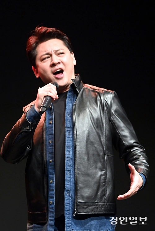 성악가 안갑성이 지난 2일 인천시 공공 소극장 문학시어터에서 노래를 부르고 있다. 2025.4.2 /김용국기자 yong@kyeongin.com