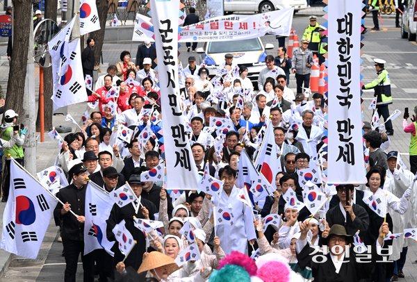 31일 오후 군포역 일대에서 열린 ‘107주년 군포 3·31 만세운동 재연행사’에서 참가자들이 대한독립만세를 외치며 거리를 행진하고 있다. 2026.3.31 /최은성기자 ces7198@kyeongin.com