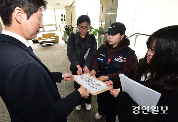 31일 오전 인천시 연수구 인천대학교 송도캠퍼스에서 기자회견을 마친 학생들이 재학생·졸업생과 인천시민으로부터 받은 연대서명 명부와 홍보물 관리 지침 개정을 요구하는 서한을 학교 관계자에게 전달하고 있다. 2026.3.31 /조재현기자 jhc@kyeongin.com