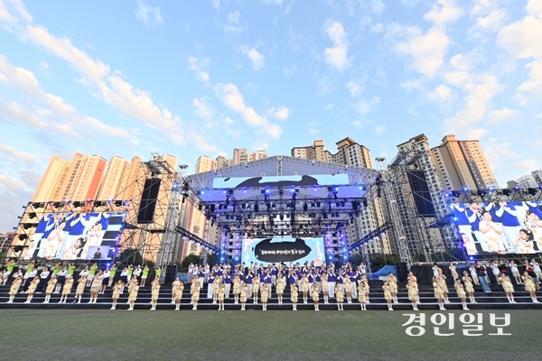 ‘2026 하남뮤직페스티벌 뮤직 人 The 하남’이 오는 17·18일 하남종합운동장에서 막을 올린다. 사진은 지난해 축제때 공연 모습. /하남시 제공