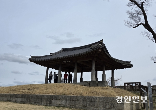 지난달 31일 오후, 화요일 평일이었음에도 연미정에는 마침 방문객 몇 명이 찾아 문화유산해설사의 설명을 듣고 있다. 2026.3.31 /정진오기자 schild@kyeongin.com