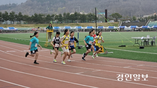 1일 ‘2026 양평교육장배 육상대회’가 양평물맑은종합운동장에서 열렸다. 육상 800m 종목 참가자들이 트랙 위를 질주하고 있다. 2026.4.1 양평/장태복기자 jkb@kyeongin.com