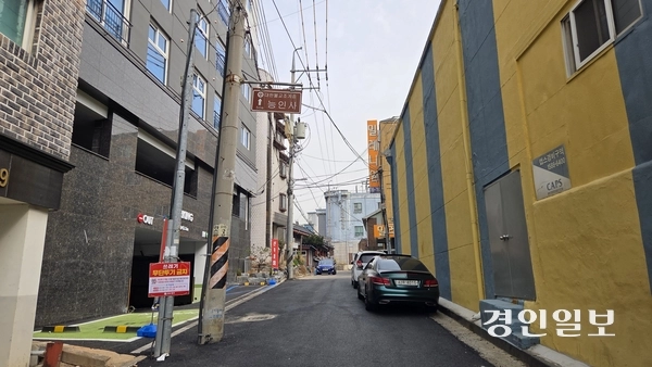 능인사로 향하는 인천 중구 용동 한 골목. 능인사까지 50m 남았다는 안내판이 보인다. 2026.3.30 /김희연기자 khy@kyeongin.com