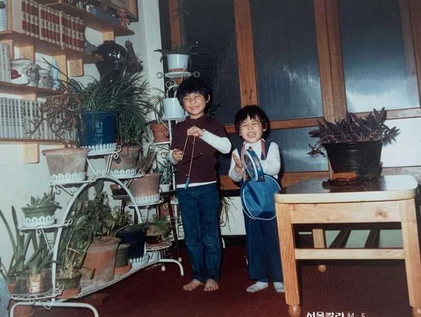 1984년 5월 인천 인현동 자택에서 안갑성(오른쪽)이 형과 함께 악기를 연주하는 모습. /안갑성 제공