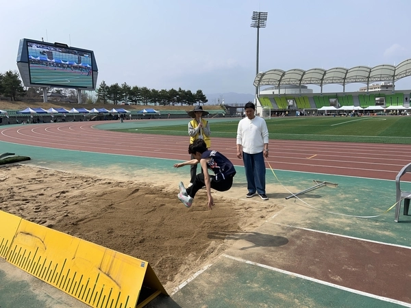 1일 ‘2026 양평교육장배 육상대회’가 양평물맑은종합운동장에서 열렸다. 한 멀리뛰기 참가자가 도약 후 착지하고 있다. /양평교육지원청 제공