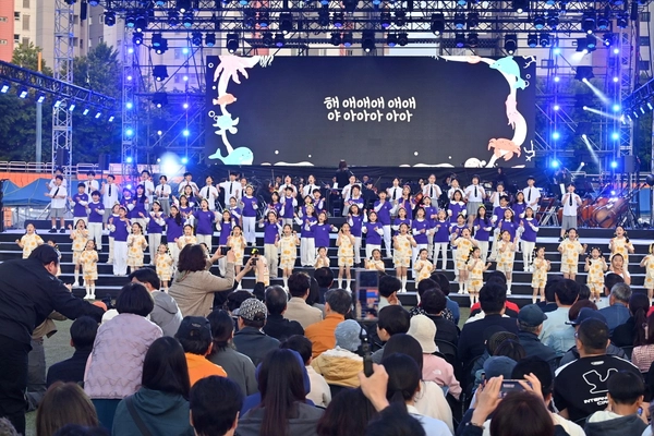 ‘2026 하남뮤직페스티벌 뮤직 人 The 하남’이 오는 17·18일 하남종합운동장에서 막을 올린다. 사진은 지난해 축제때 공연 모습. /하남시 제공