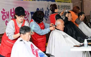 [포토] 어르신들에 ‘사랑의 커트’