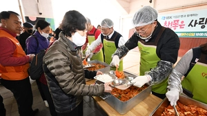 [포토] 이민근 안산시장 ‘참! 좋은 사랑의 밥차’ 무료급식 봉사