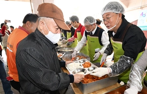 [포토]  ‘참! 좋은 사랑의 밥차’ 무료급식 봉사하는 이민근 안산시장