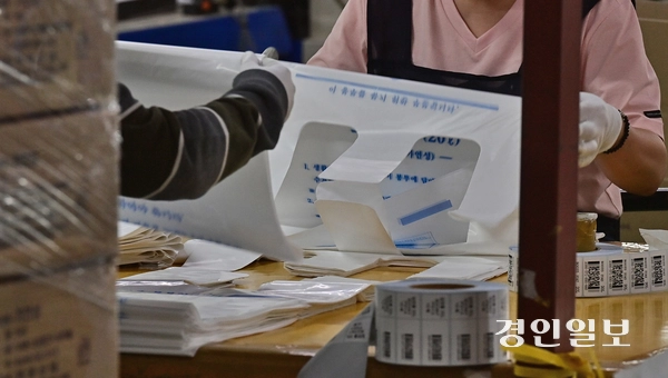 중동 전쟁 장기화로 나프타 등 원료 수급에 어려움을 겪고 있는 가운데 2일 오후 인천시 미추홀구 소재의 한 종량제 봉투 제작 업체에서 봉투 생산이 이뤄지고 있다. 2026.4.2 /조재현기자 jhc@kyeongin.com