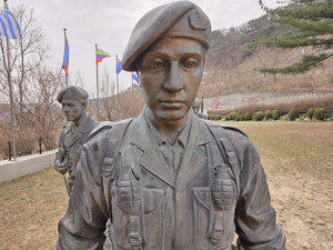 한국전쟁 영국군 추모공원 동상에 웬 미국 수류탄?… 부실고증 논란
