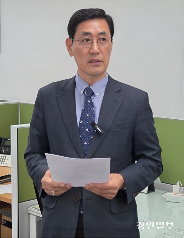 오수봉 전 하남시장이 3일 오전 10시 하남시청 기자실에서 긴급 기자회견을 열고 강병덕(민) 하남시장 예비후보에 대해 3건의 고소·고발에 대해 해명을 촉구하고 있다. 2026.4.3 하남/문성호기자 moon23@kyeongin.com