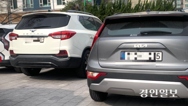 3์ผ ์์์์ฒญ ๋ง์ํธ ์์ ์ฌ๋ฆผํฝ๊ณต์ ์ฃผ์ฐจ์ฅ์ ๋ฒํธํ ๋์๋ฆฌ๊ฐ 5์ธ ์ฐจ๋๋ค์ด ๋ค์ ์ฃผ์ฐจ๋ผ ์๋ค. ์ด๋ ์ ๊ณต๊ณต๊ธฐ๊ด ์น์ฉ์ฐจ 5๋ถ์ ์ ๋๋ฒํธ 5ยท0 ์ฐจ๋์ ์ดํ์ด ์ ํ๋๋ ๊ธ์์ผ์ด๋ผ ํด๋น ์ฐจ๋์ ๋๊ณ ์จ ์์ฒญ ๊ณต๋ฌด์๋ค์ ์์ฒญ ์ฃผ์ฐจ์ฅ์ ์ฃผ์ฐจ๋ฅผ ํ ์ ์๋ค. 2026.4.3 /์ ํ์ฐ๊ธฐ์ pi@kyeongin.com