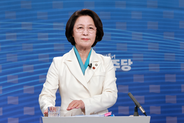 더불어민주당 추미애 경기도지사 경선후보가 지난 1일 서울 양천구 SBS 목동 스튜디오에서 열린 더불어민주당 경기도지사 후보자 2차 TV 합동토론회에 참석해 시작을 기다리고 있다. 2026.4.1 /연합뉴스