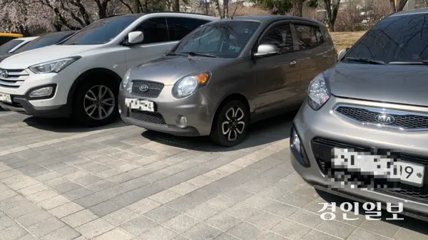 지난 2일 수원시청 맞은편 수원 올림픽공원 주차장에 차량들이 주차돼 있다. 이날은 공공기관 승용차 5부제상 끝번호 4·9 차량의 운행이 제한되는 목요일이라 해당 차량들을 끌고온 공무원들은 시청 주차장에 주차를 할 수 없다. 이날 수원 올림픽공원 주차장에는 번호판 끝자리가 4·9인 차량들이 다수 주차돼 있었다. 2026.4.2 /유혜연기자 pi@kyeongin.com