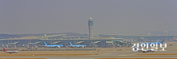 5일 항공업계에 따르면 지난달 대한항공과 아시아나항공의 유럽 주요 직항 노선 탑승률은 전년 동월 대비 각각 약 15% 상승했다. 사진은 지난달 17일 인천국제공항 주기장에 있는 항공기. 2026.3.17 /조재현기자 jhc@kyeongin.com