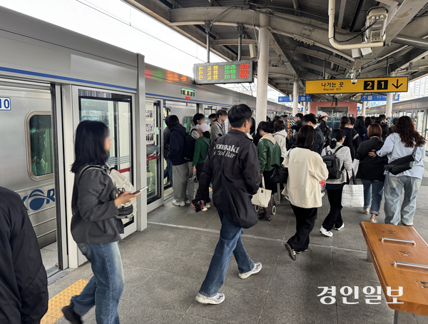 경강선 여주역 승강장에서 승객들이 열차에 오르내리고 있다. 경강선 전철 중 평일 하루 16편이 종착역인 여주역까지 들어오지 않아 여주시민들의 불편이 이어지고 있다. 2026.4.3 여주/양동민기자 coa007@kyeongin.com