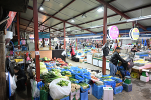 [현장르포] ‘지붕 올렸으니 불법’… 30년 동네시장 사라진다