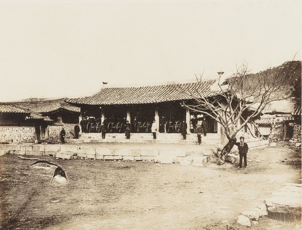 1876년 당시 일본인이 찍은 강화도조약 체결지 연무당. /인천시립박물관 제공