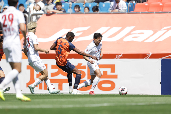 4일 서귀포 제주월드컵경기장에서 열린 제주와의 하나은행 K리그1 2026 부천과 제주와의 경기에서 부천 안태현이 제주 이탈로와 경합하고 있다. 2026.4.4 /한국프로축구연맹 제공