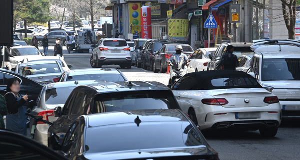 중동 사태 여파로 공공기관 승용차 5부제가 실시되고 있지만 일부 공무원들이 공공기관 인근 주차장이나 상가에 차량을 주차하는 사례가 늘어나고 있다. 사진은 경기도내 한 공공기관 일대 상가 도로에 차량이 빼곡히 주차된 모습. 2026.4.2 /최은성기자 ces7198@kyeongin.com