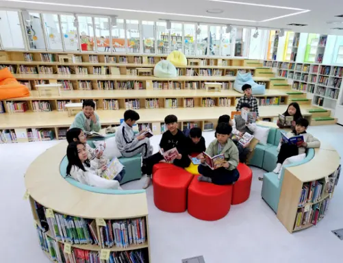 공간 재구조화 사업으로 새롭게 탄생한 포천 화현초등학교 도서관. /포천 화현초 제공