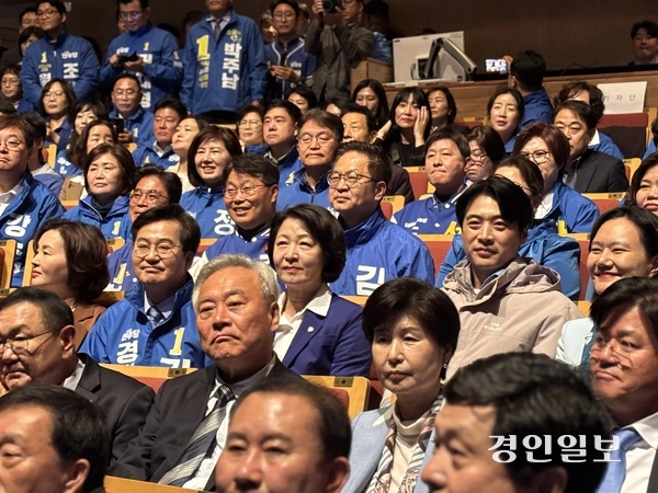 6일 수원 경기아트센터에서 열린 더불어민주당 현장 최고위원회의에 한준호·추미애·김동연 등 6·3 지방선거 민주당 경기도지사 후보들이 참석했다. 2026.4.6 /이영지기자 bbangzi@kyeongin.com