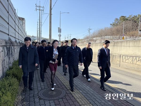 유정복 인천시장이 7일 오전 9시께 인천 계양구 귤현역에서 인근 계양중학교까지 걸으며 통학로 안전 대책을 점검하고 있다. 2026.4.7 /박경호기자 pkhh@kyeongin.com