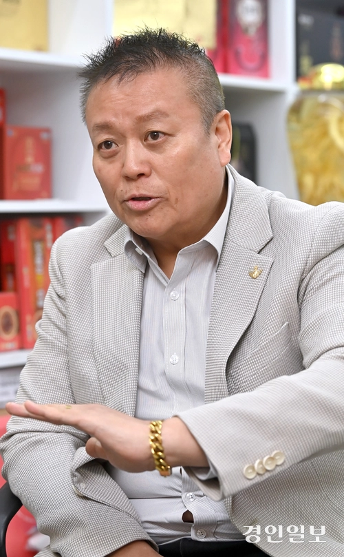 신현기 신포국제시장 상인회장은 “신포시장은 단순한 상거래의 장을 넘어 인천의 근대사가 태동한 삶의 터전이자 소중한 문화유산”이라며 “143년 역사를 품은 신포시장이 전 세계인이 일생에 꼭 한 번은 방문하고 싶어 하는 ‘버킷리스트’로 자리잡길 바란다”고 말했다. 2026.4.2 /김용국기자 yong@kyeongin.com