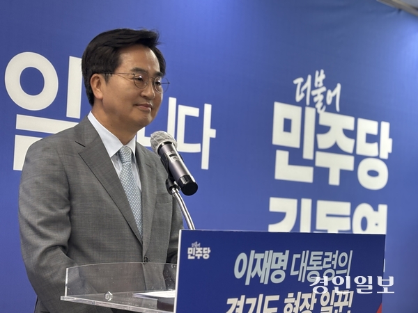김동연 더불어민주당 경기도지사 경선 후보가 본경선 마지막날인 7일 수원 인계동에 마련된 ‘달달캠프’에서 기자회견을 열고 “김동연에게 경제위기 극복의 명령을 내려달라”며 당원과 경기도민을 향해 호소했다. 2026.4.7 /이영지기자 bbangzi@kyeongin.com
