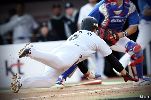 kt wiz 이강민이 지난 4일 열린 삼성 라이온즈와의 경기에서 홈으로 슬라이딩하고 있다. 2026.4.4 /kt wiz 제공