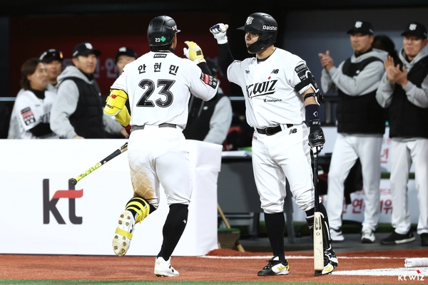 kt wiz 안현민이 지난 4일 열린 삼성 라이온즈와의 경기에서 득점 후 선수들과 기뻐하고 있다. 2026.4.4 /kt wiz 제공
