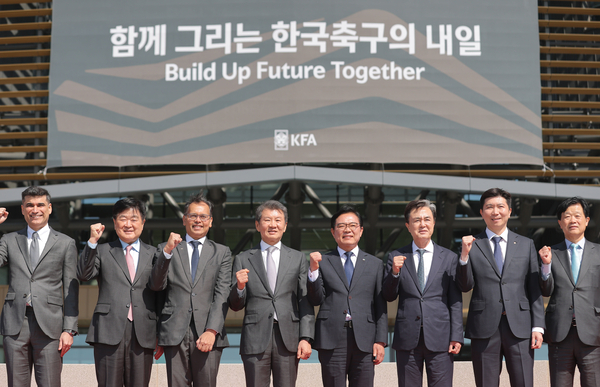 7일 충남 천안 코리아풋볼파크에서 열린 공식 개관식에서 정몽규 대한축구협회장, 유승민 대한체육회장을 비롯한 참석자들이 스타디움 입구를 배경으로 기념촬영을 하고 있다. 2026.4.7 /연합뉴스