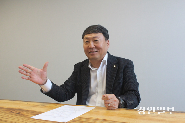 이용덕 대한전문건설협회 김포시협의회장은 “회원사들이 언제든 모여 정보를 교류하고 교육받을 수 있는 김포 전문건설협회 사무실 건립을 위한 기틀을 마련하고 싶다”고 말했다. 2026.4.8 김포/김연태기자 kyt@kyeongin.com